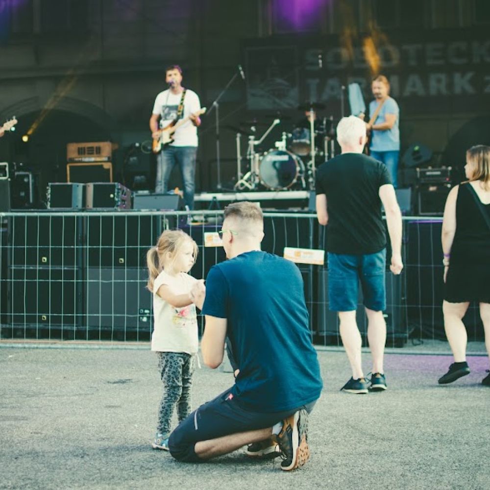 Ohlédnutí na Sobotecký jarmark a festival řemesel
Děkujeme všem, byli jste super a budeme se těšit někdy příště...
Děkujeme městu SOBOTKA, Jirkovi Suchánkovi a
fotografovi Ondřej Kubíček
https://www.instagram.com/kubajz_jc?utm_source=ig_web_button_share_sheet&igsh=ZDNlZDc0MzIxNw==
 #soboteckyjarmark2024 
 #skupinazari #sobotka #nejkrásnějšídny